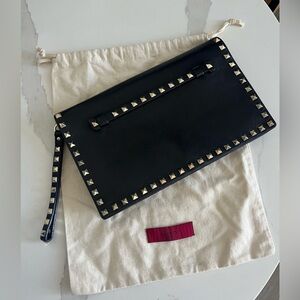 SALE! 100% Auth VALENTINO GARAVANI Black Nappa Leather Rockstud Clutch